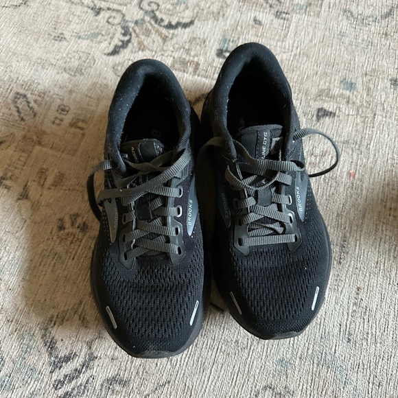 Brooks adrenaline GTS 22 size 5 in great condition! - Picture 8 of 10